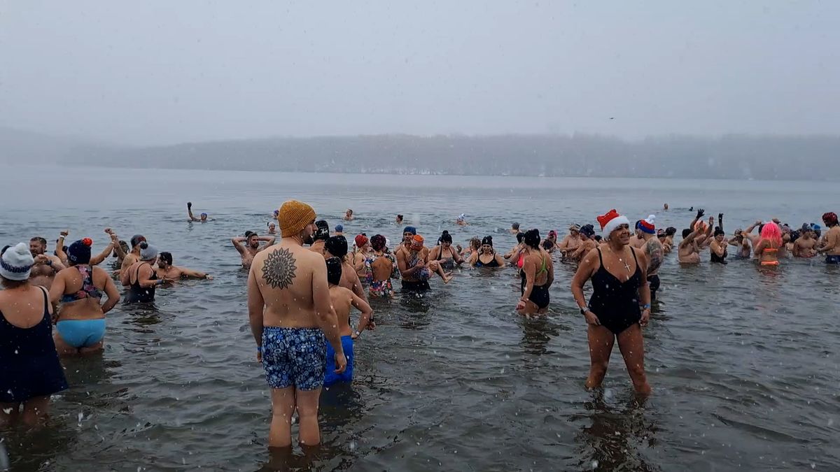 Rekord: Do jezera Barbora u Teplic vběhlo naráz 826 otužilců
